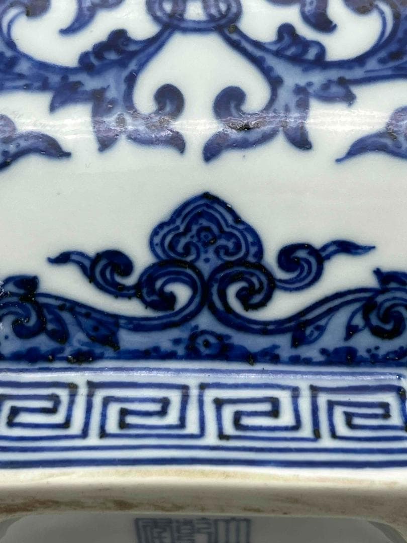 清乾隆時代　【大清乾隆年製】在銘　青花 染付花卉唐草文六方長頸瓶(B-75)