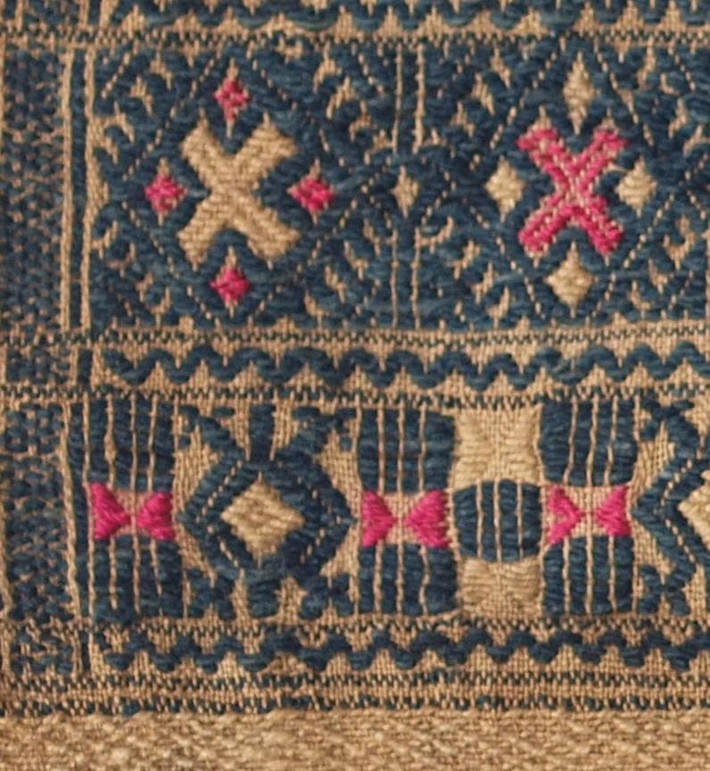 中国南部貴州省トン族の茶・黒の布に鳥や山形モチーフ、赤と茶で菱形と十字の刺繍古布