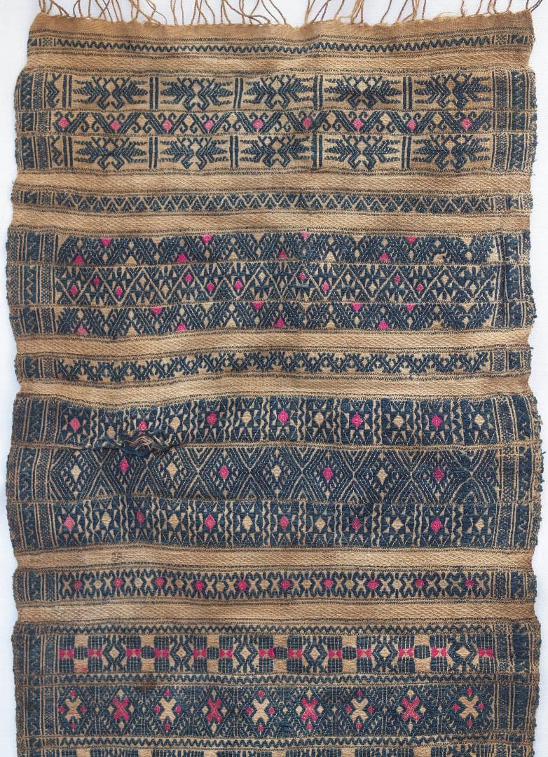 中国南部貴州省トン族の茶・黒の布に鳥や山形モチーフ、赤と茶で菱形と十字の刺繍古布