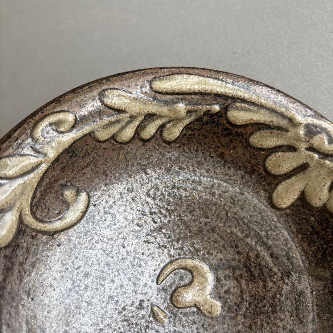 やちむん　大皿　読谷山焼　陶器　北窯　宮城正享　8寸皿　イッチン　菊花唐草　沖縄