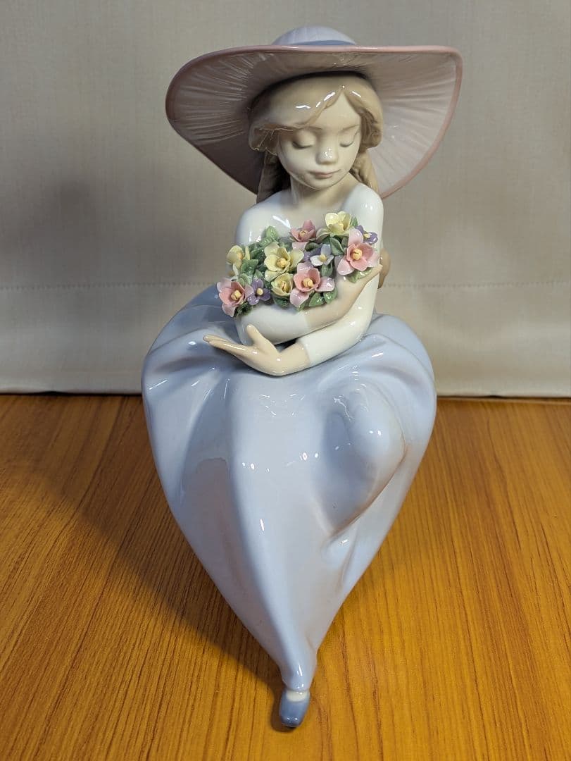 リヤドロ　の「花の香りにつつまれて」（モデル番号01005862）の磁器人形。