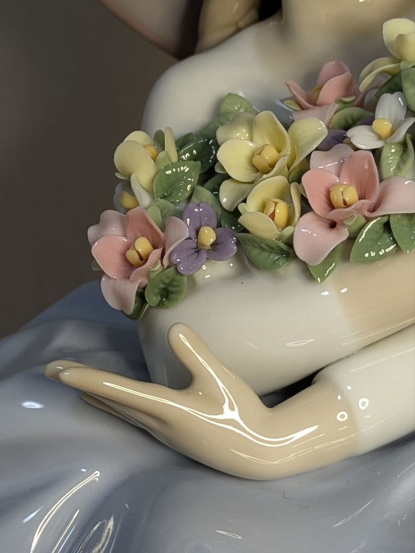 リヤドロ　の「花の香りにつつまれて」（モデル番号01005862）の磁器人形。