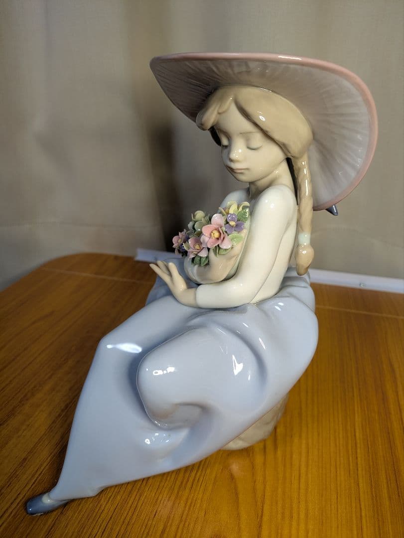 リヤドロ　の「花の香りにつつまれて」（モデル番号01005862）の磁器人形。