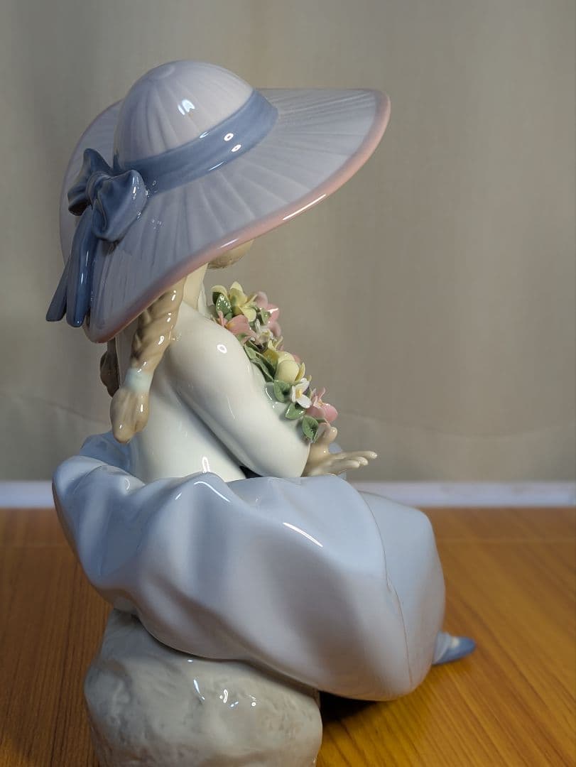 リヤドロ　の「花の香りにつつまれて」（モデル番号01005862）の磁器人形。