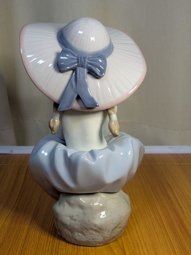 リヤドロ　の「花の香りにつつまれて」（モデル番号01005862）の磁器人形。