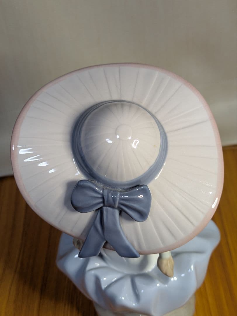 リヤドロ　の「花の香りにつつまれて」（モデル番号01005862）の磁器人形。