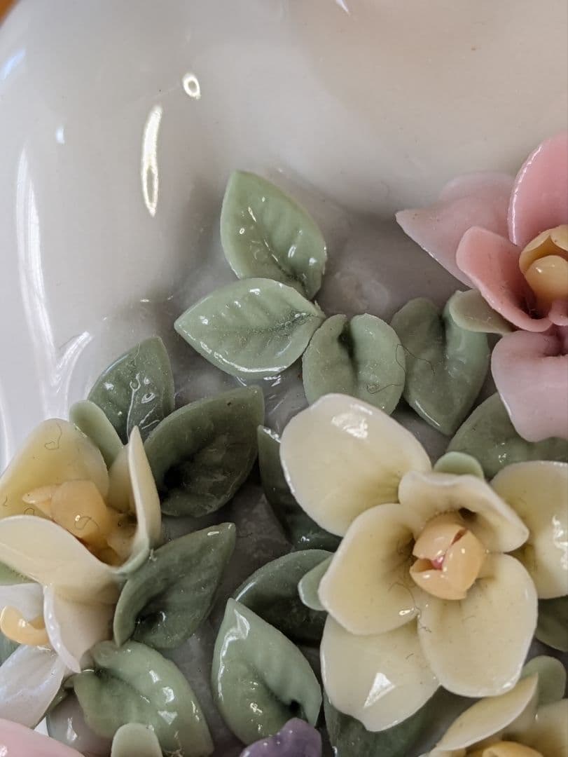 リヤドロ　の「花の香りにつつまれて」（モデル番号01005862）の磁器人形。