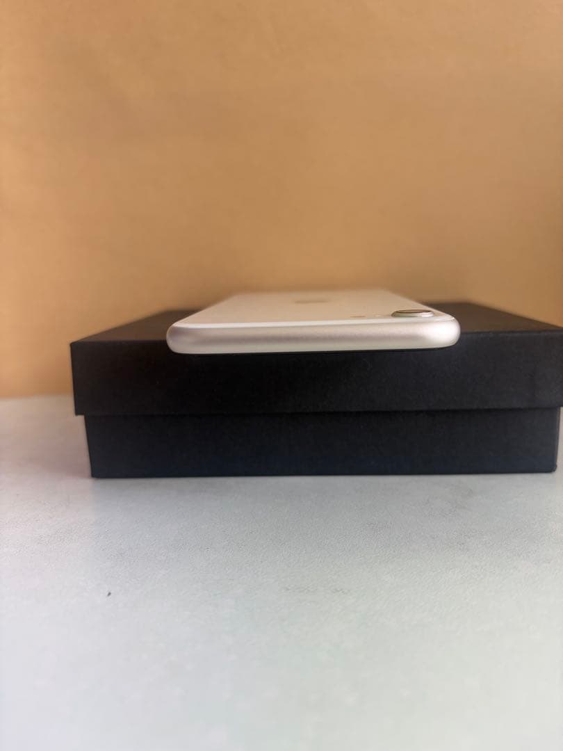 iPhoneSE3 128GB スターライトホワイト