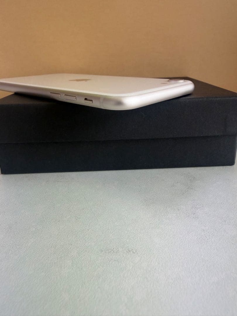 iPhoneSE3 128GB スターライトホワイト