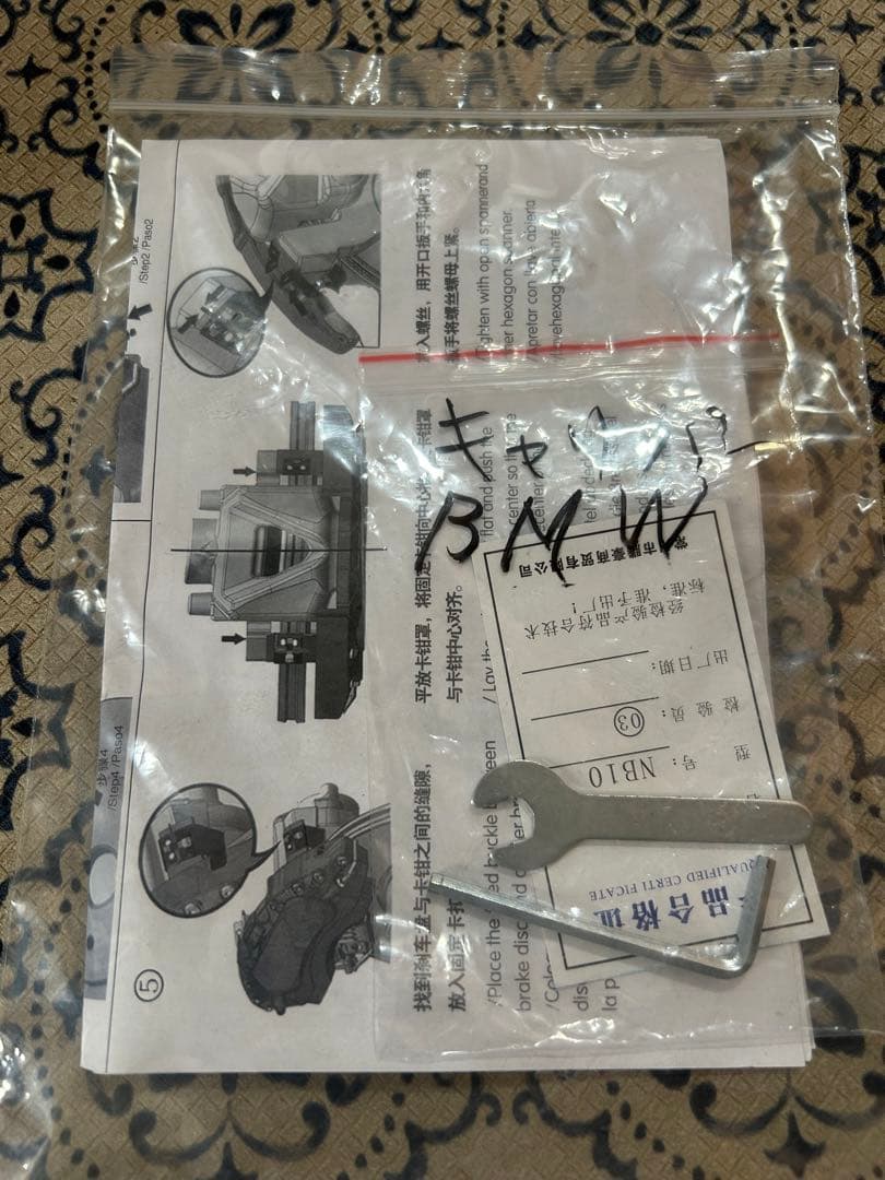  5シリーズ ブレーキキャリパー カバー赤取り付けステーネジ難あり