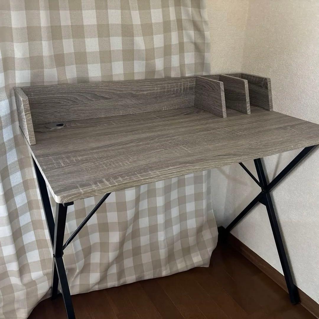 グレーのパソコンデスク