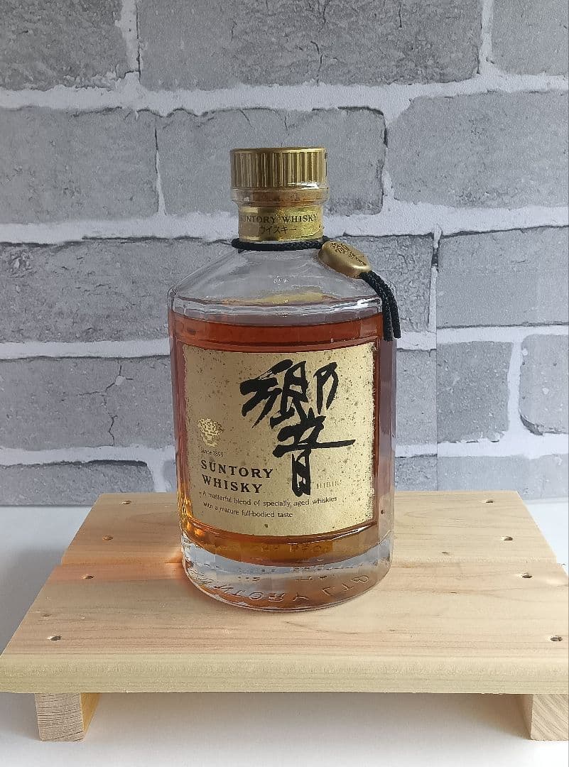 サントリー　響　金キャップ　裏ゴールドラベル　750ml