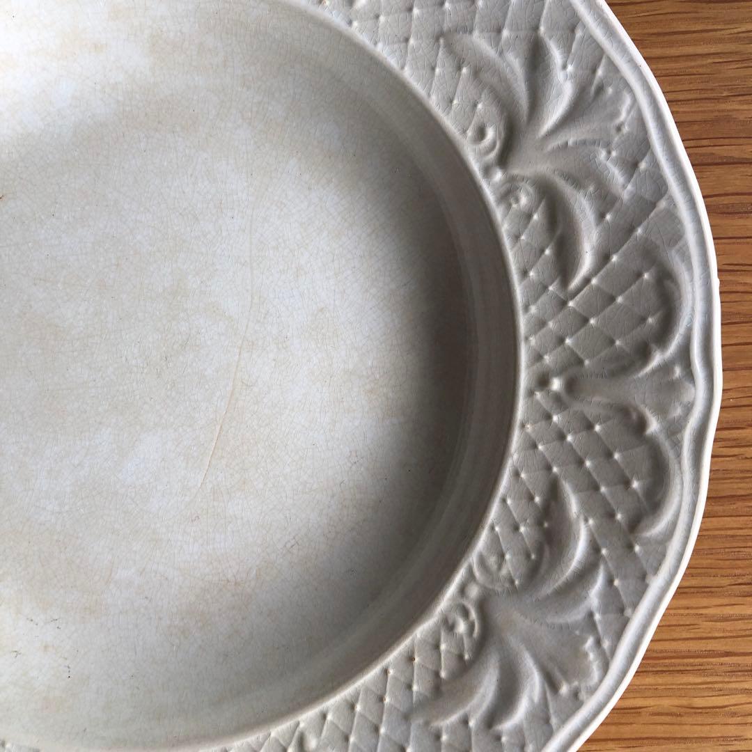 ボルドー 程よく色付いた枯れ感のあるレリーフプレート 深皿 フランスアンティーク