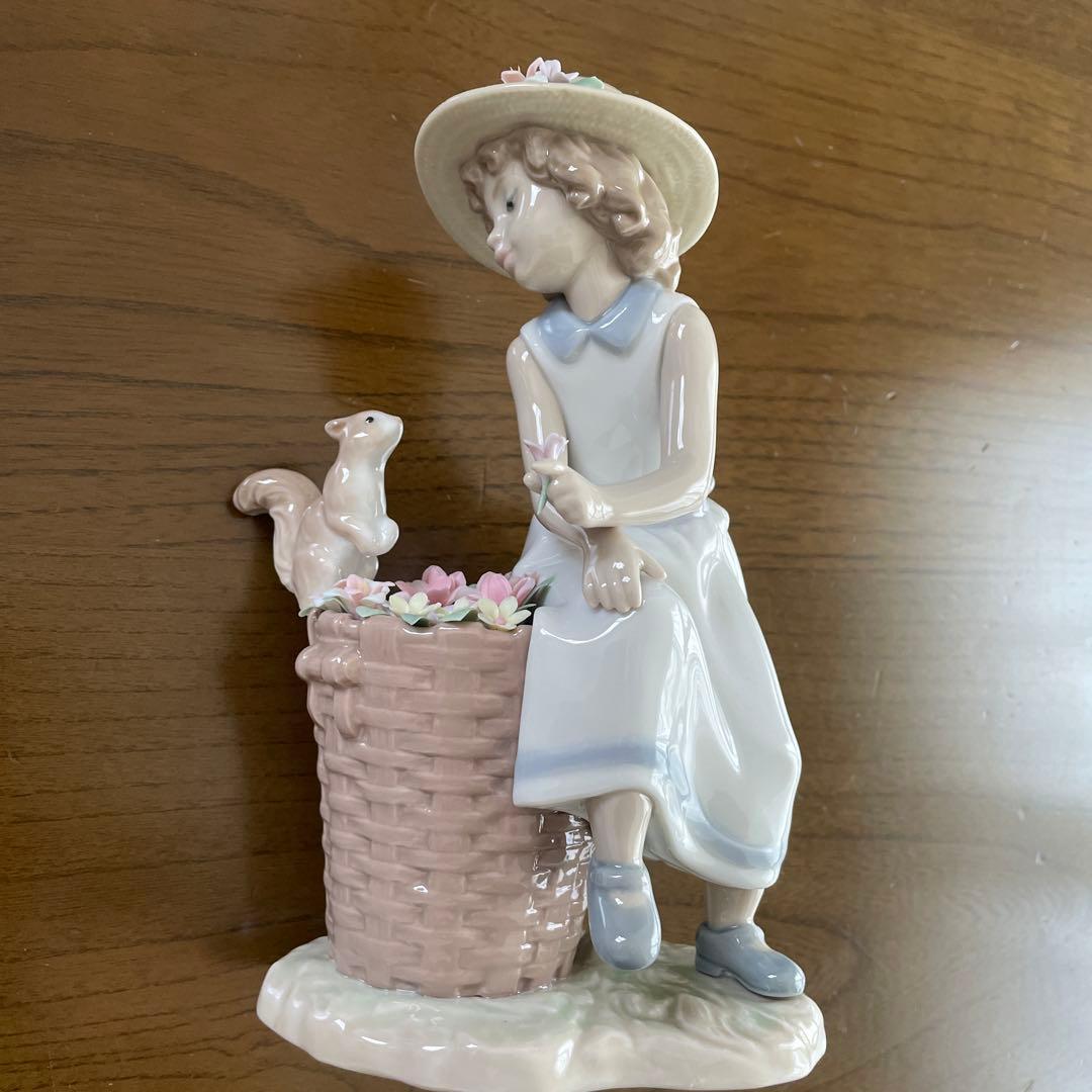 リヤドロ　森の出会い少女とりす