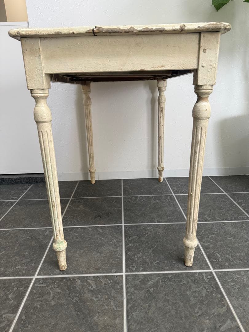 フランスアンティーク　シャビーシックなペイントの木製テーブル