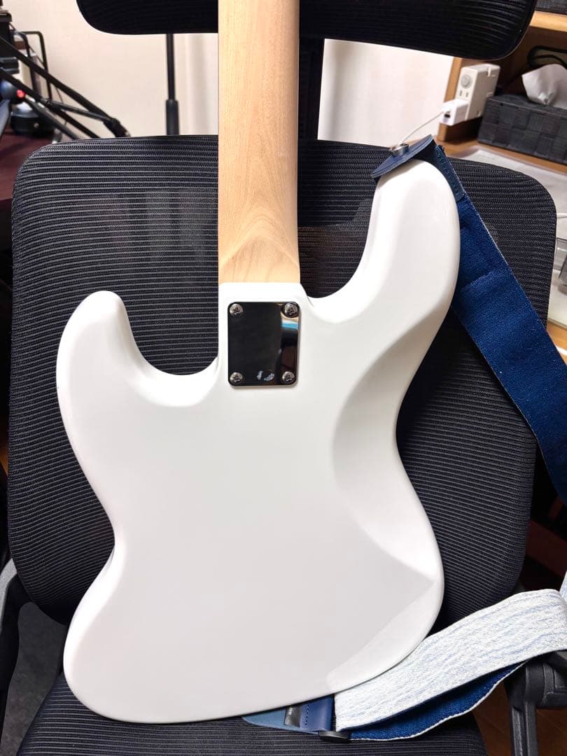 Legend エレキベース ホワイト