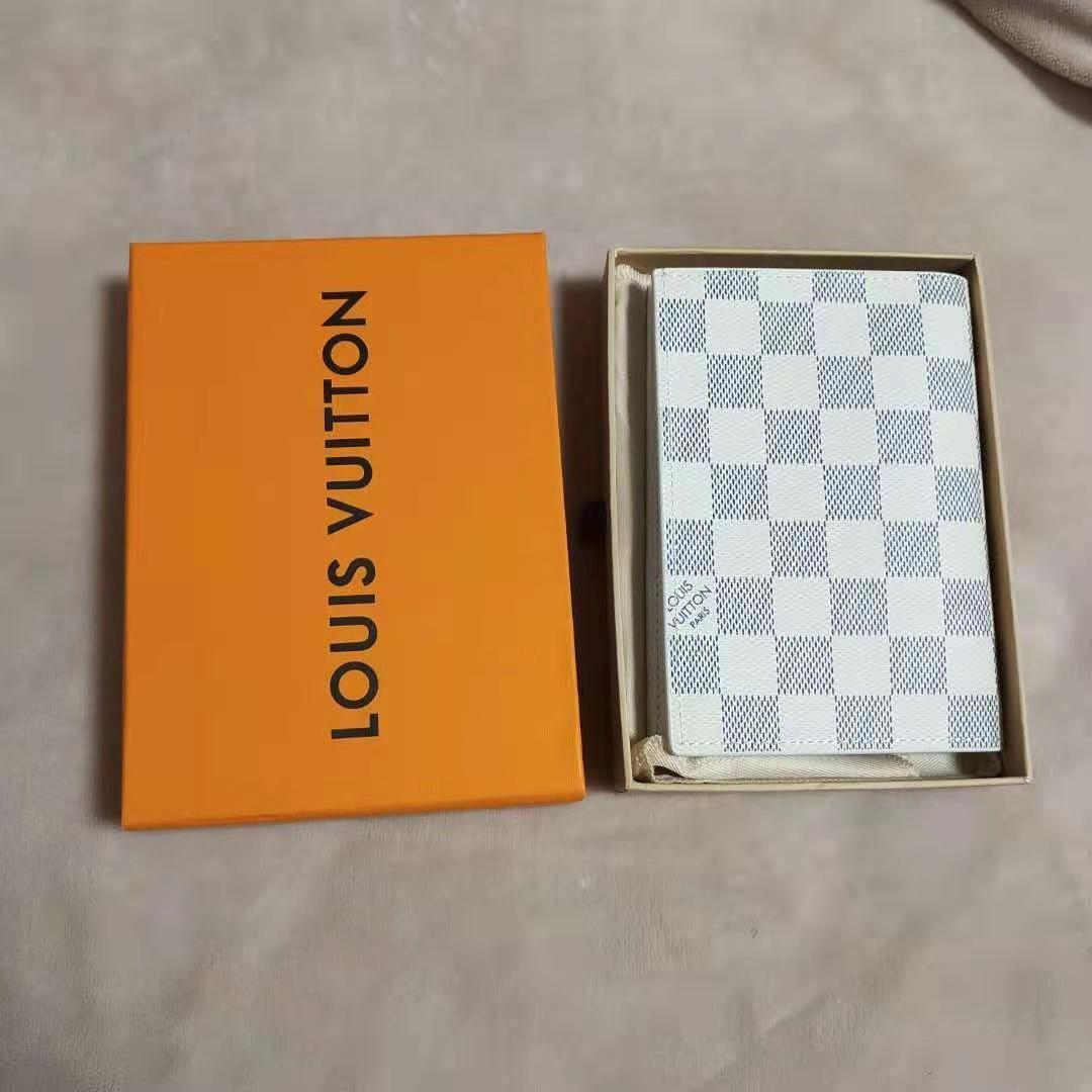 【美品】ルイヴィトン レザー パスポートケース ホワイト オリジナルボックス付属