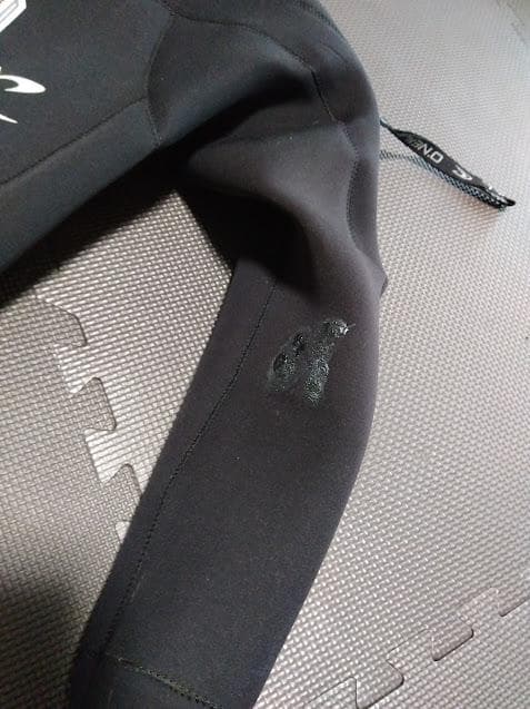 オニールドライスーツ　ブーツ無し品　右肘辺りに水滲み有り