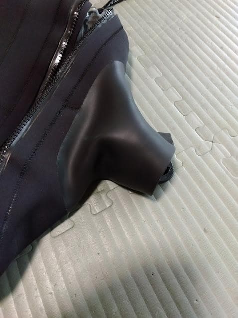 オニールドライスーツ　ブーツ無し品　右肘辺りに水滲み有り