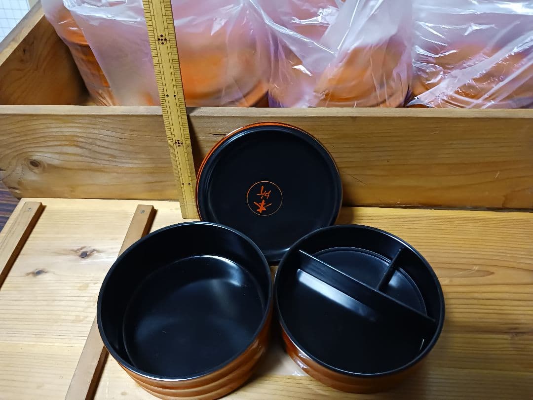 二段重箱40個　朱内黒蓋・仕切り付　10個入木箱４セット　漆塗り　未使用