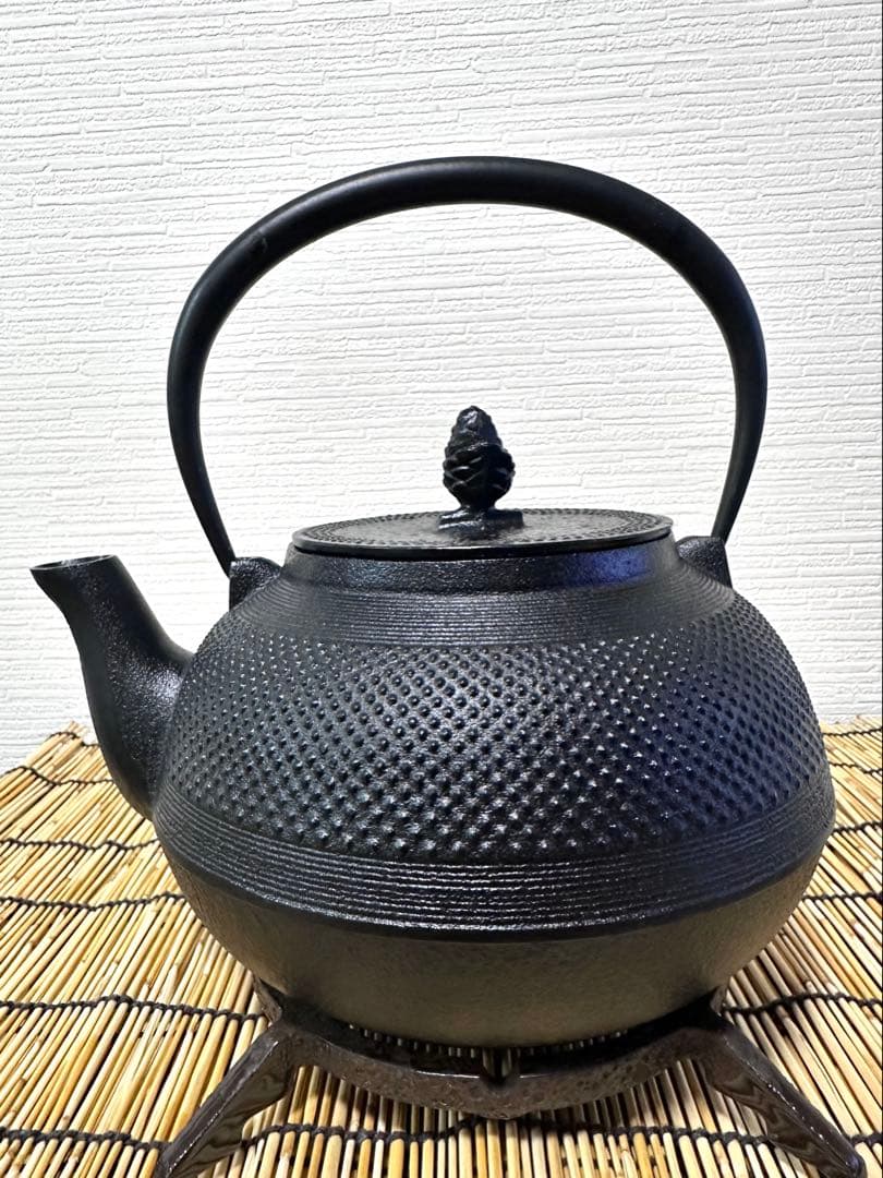 未使用品、供箱等付属品付　南部霞銘　南部池永造　２０型筋目アラレ　南部鉄瓶