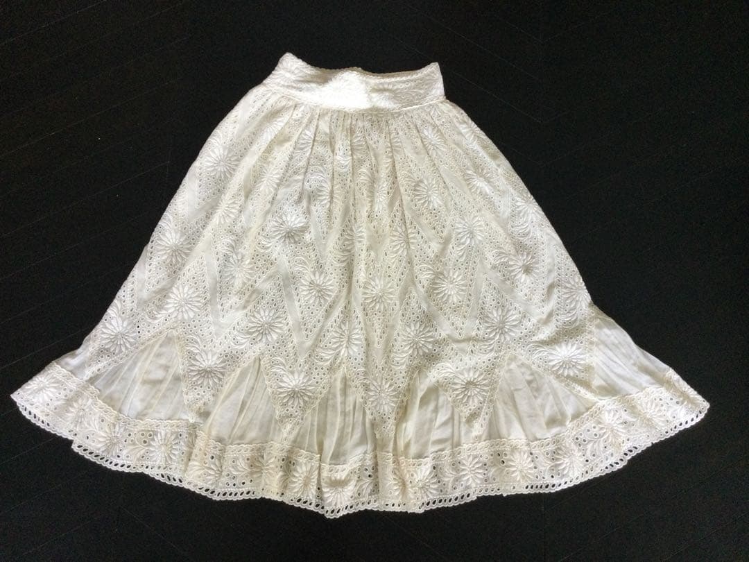 ヴァレンティノの総レース使いの綺麗なスカートです