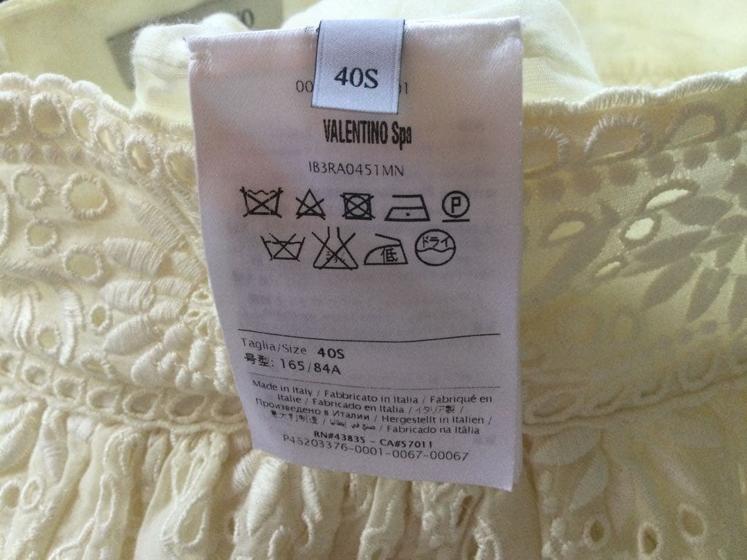 ヴァレンティノの総レース使いの綺麗なスカートです