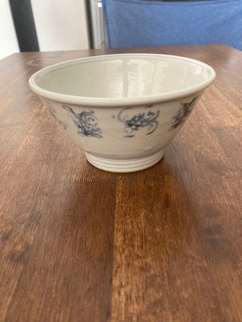 伊藤聡信　青い花模様の陶器製茶碗 中