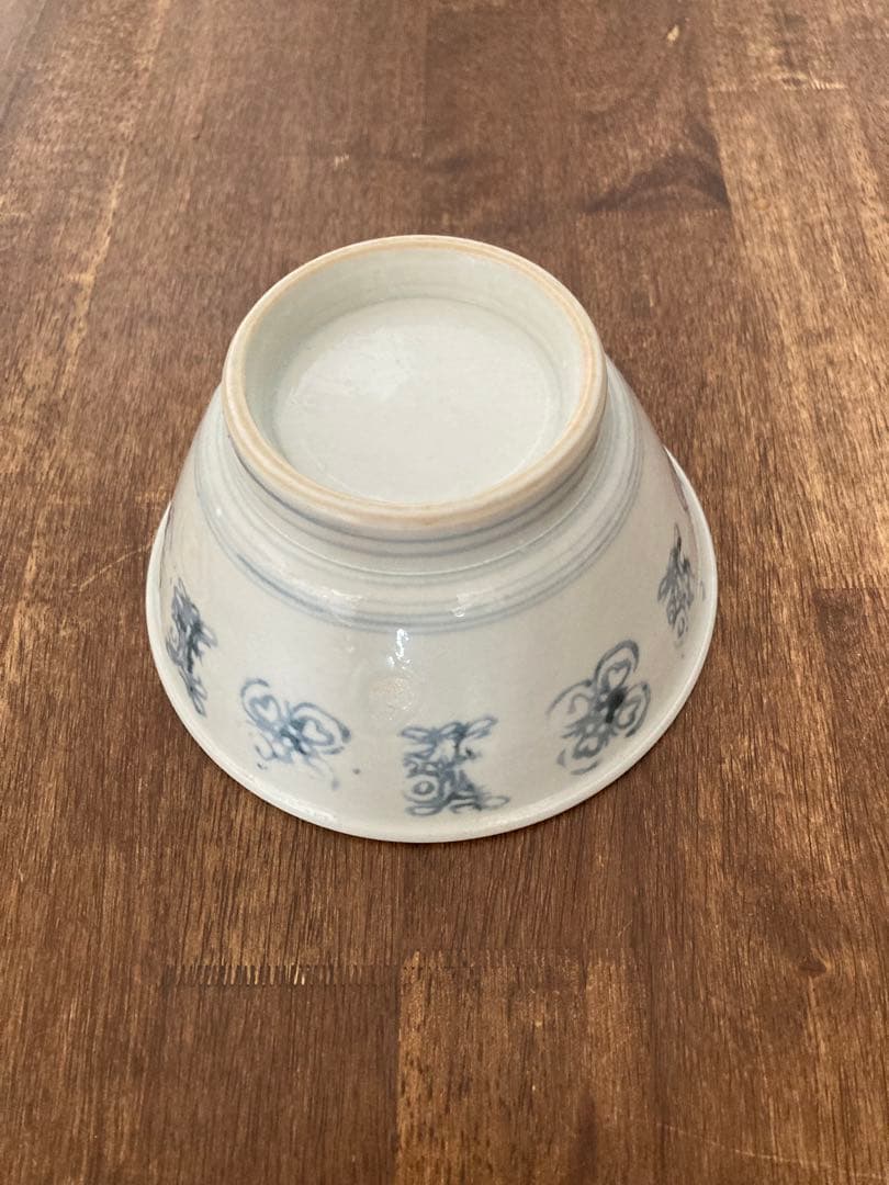 伊藤聡信　青い花模様の陶器製茶碗 中