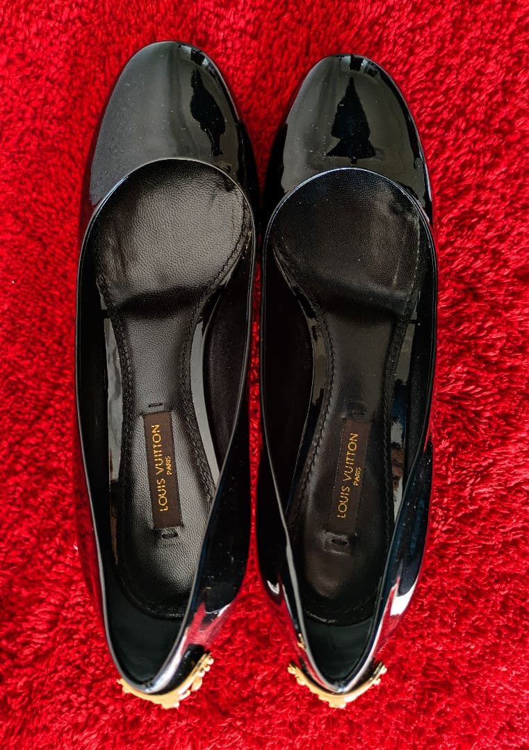 Louis Vuitton ブラックパンプス ゴールドロック付き