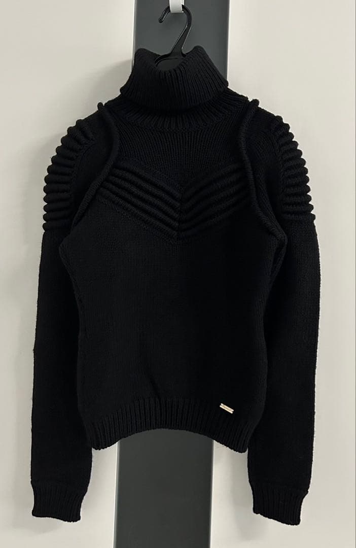 ディースクエアード 黒 メタルロゴプレート タートルネック ニット