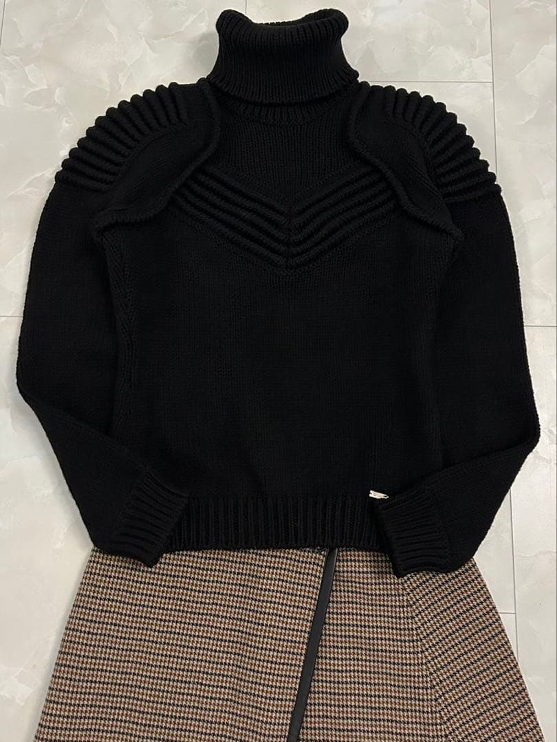 ディースクエアード 黒 メタルロゴプレート タートルネック ニット