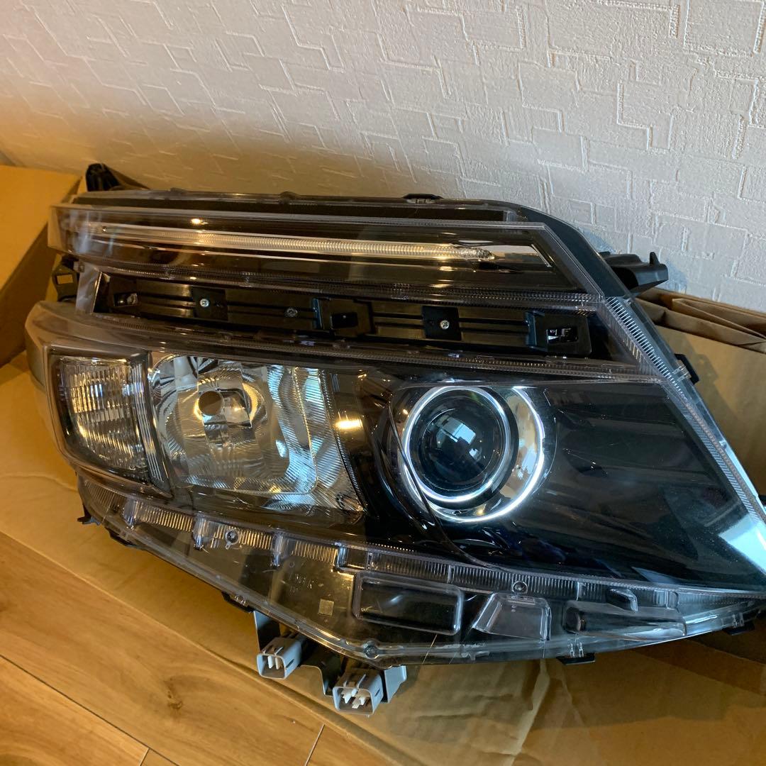 トヨタ ヘッドランプ 81130-28D21