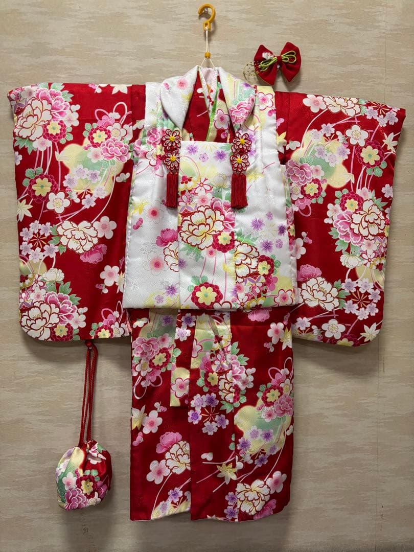 七五三　3歳女の子　着物・被布セット　赤と白　華やかブーケ　花束　牡丹　桜