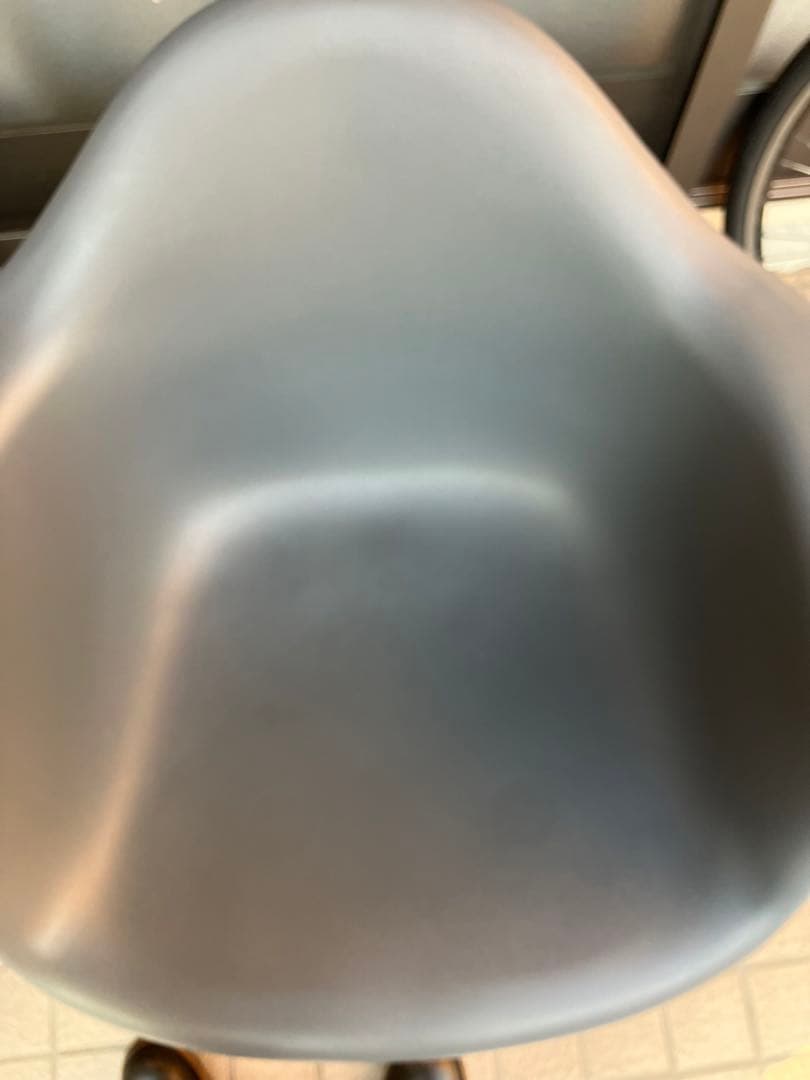 イームズプラスチックシェルアームチェア　グレー　ハーマンミラー