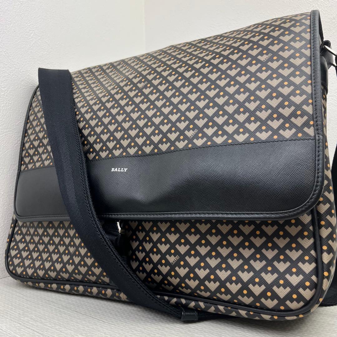 近年モデル・美品✨ BALLY バリー ショルダーバッグ メッセンジャーバッグ