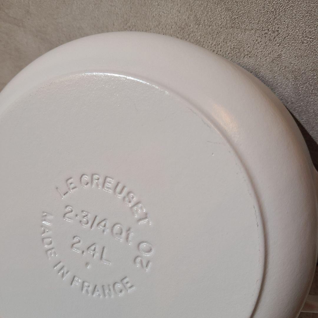 ルクルーゼ　ココットロンド　20cm　レースレリーフ　コットン 　カッパーツマミ