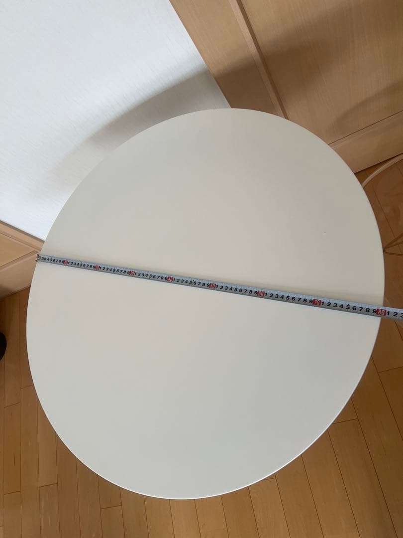 丸いテーブルと透明な椅子