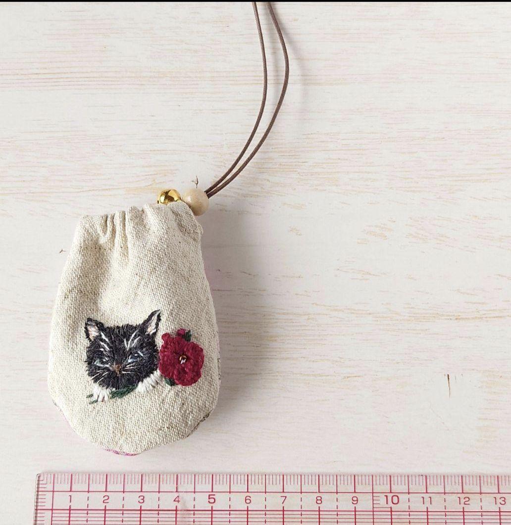 ちっちゃなりんりんお守りサシェ /巾着サシェ【黒猫と赤い花】