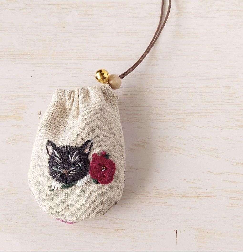ちっちゃなりんりんお守りサシェ /巾着サシェ【黒猫と赤い花】