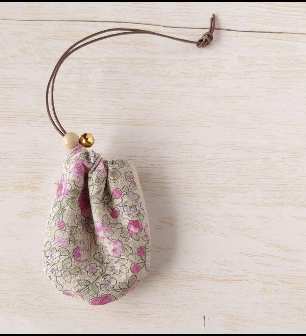 ちっちゃなりんりんお守りサシェ /巾着サシェ【黒猫と赤い花】