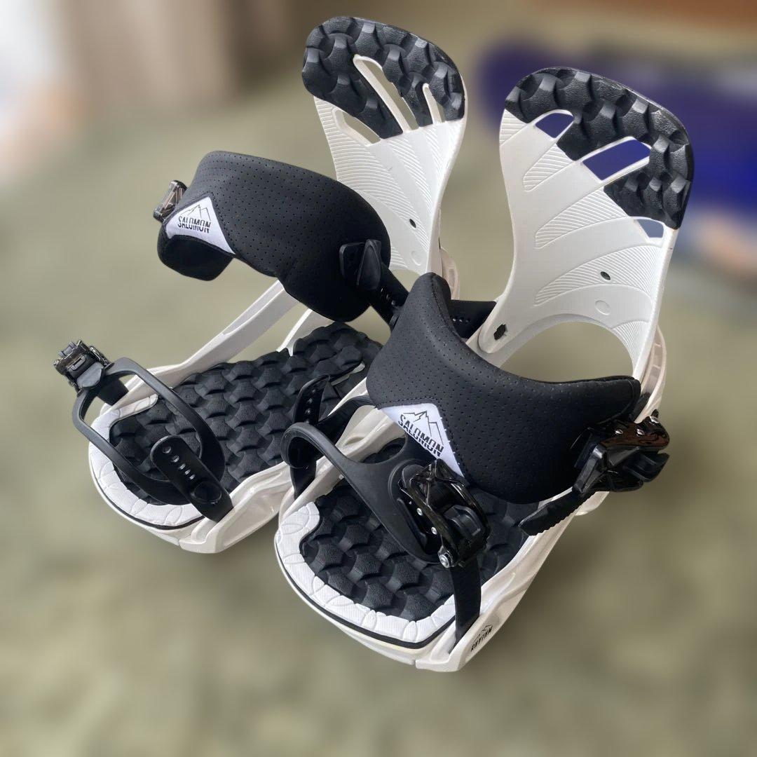 ほぼ新品SALOMONサロモンRHYTHM スノーボードビンディングMサイズ
