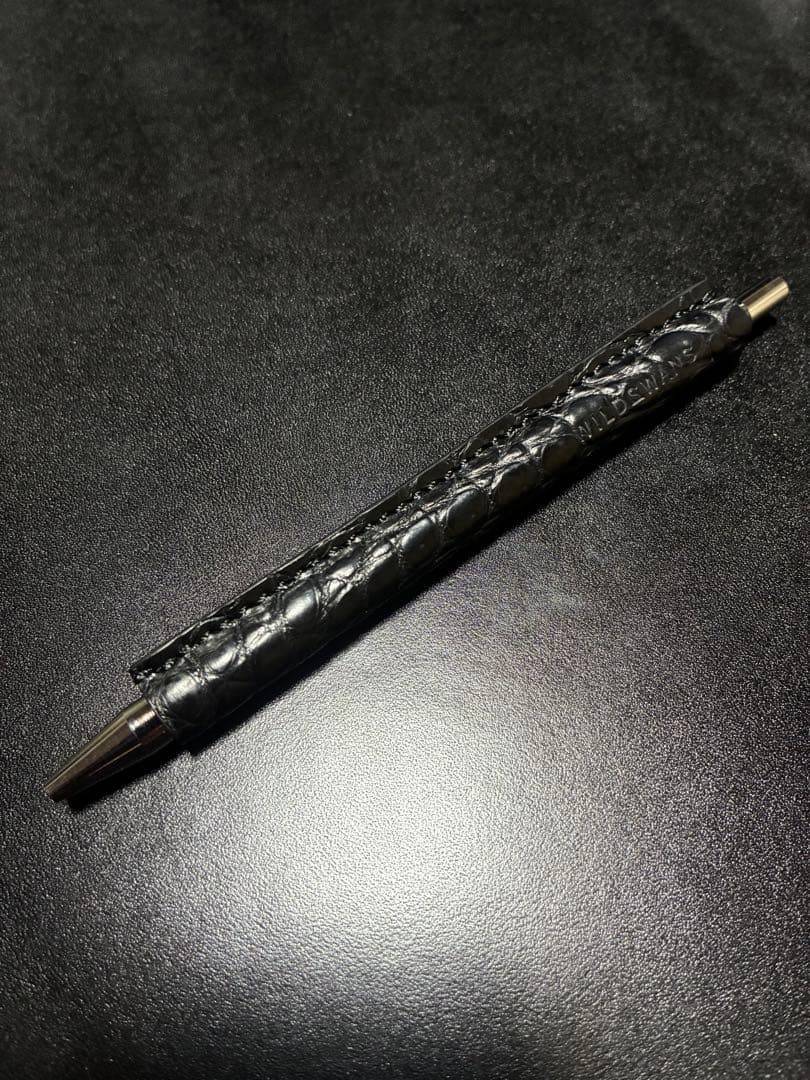 ワイルドスワンズ ボールペン　ペンスタンド　ベイカーオークバークポロサス