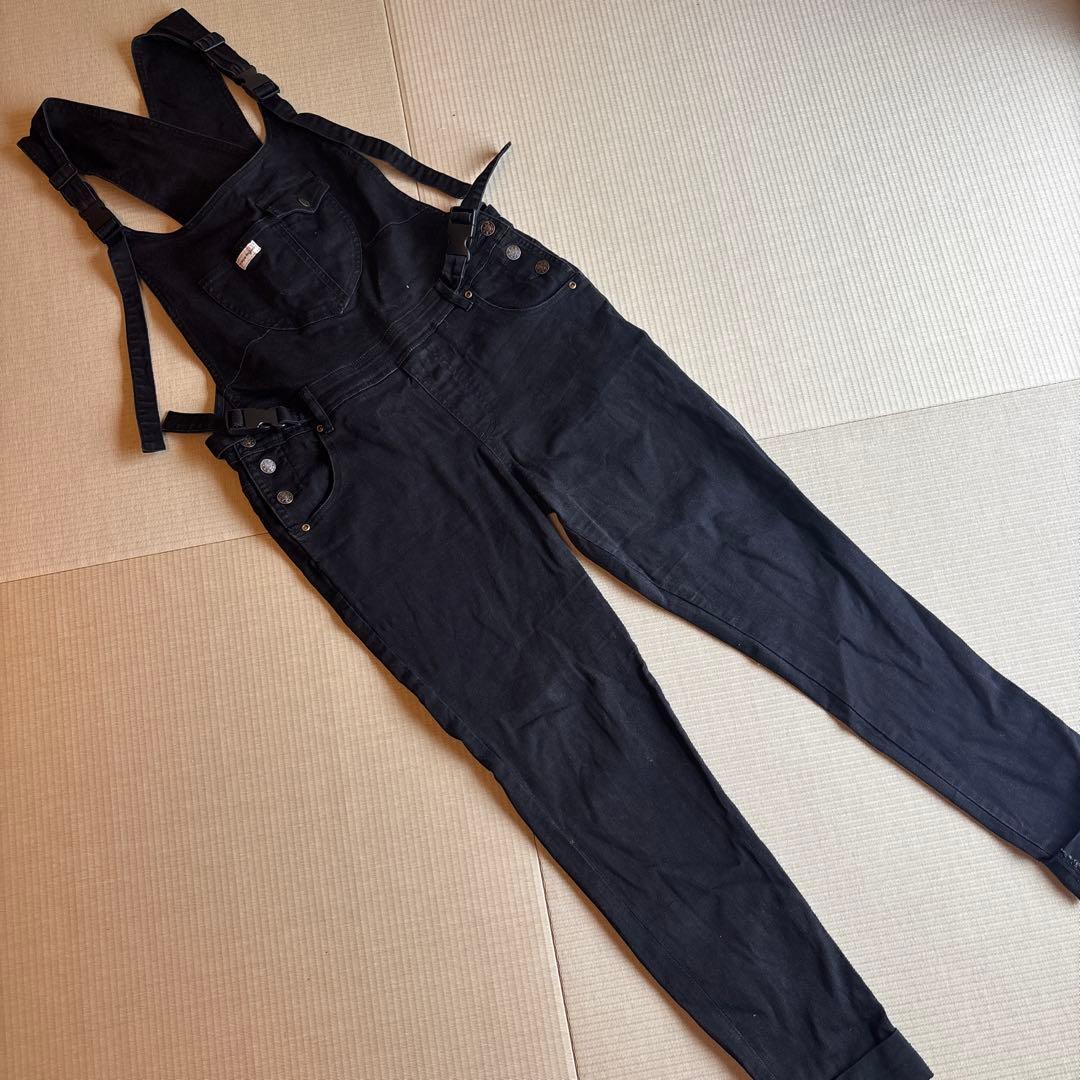 るるむ⭐︎the.mumsie⭐︎ブラックオーバーオールパンツとグレースカート