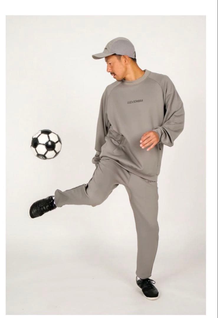 上下　LUZ e SOMBRA の TWM テッククルートップ