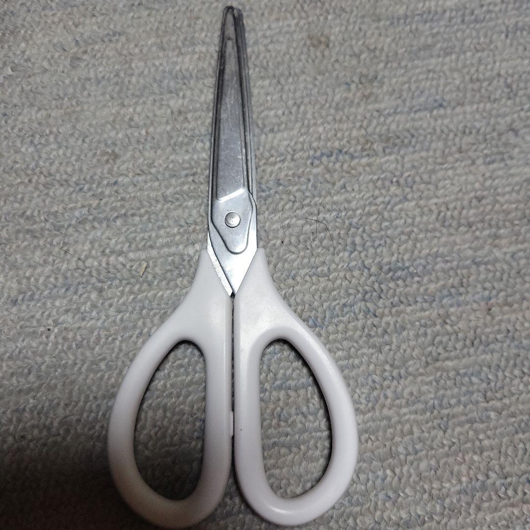 シンプルな白いはさみ
