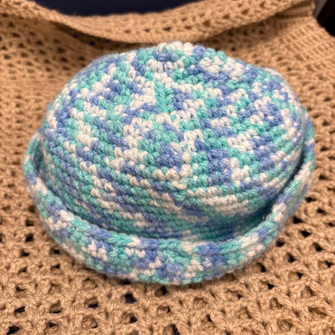 水色と青の編み物帽子