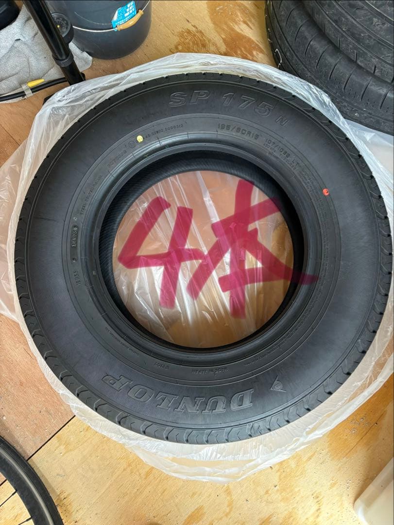 ハイエース　新車外しDUNLOP SP175 195/80R16 タイヤ
