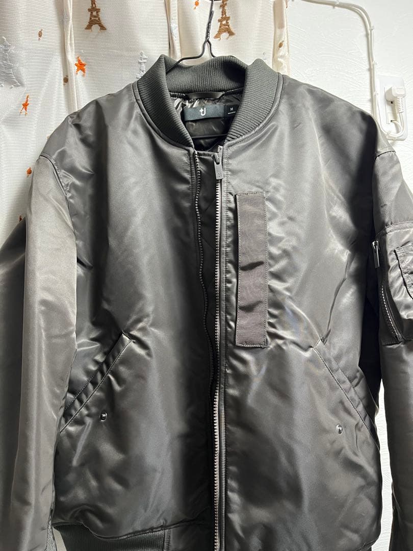 ユニクロ　ハイブリッドダウンMA-1