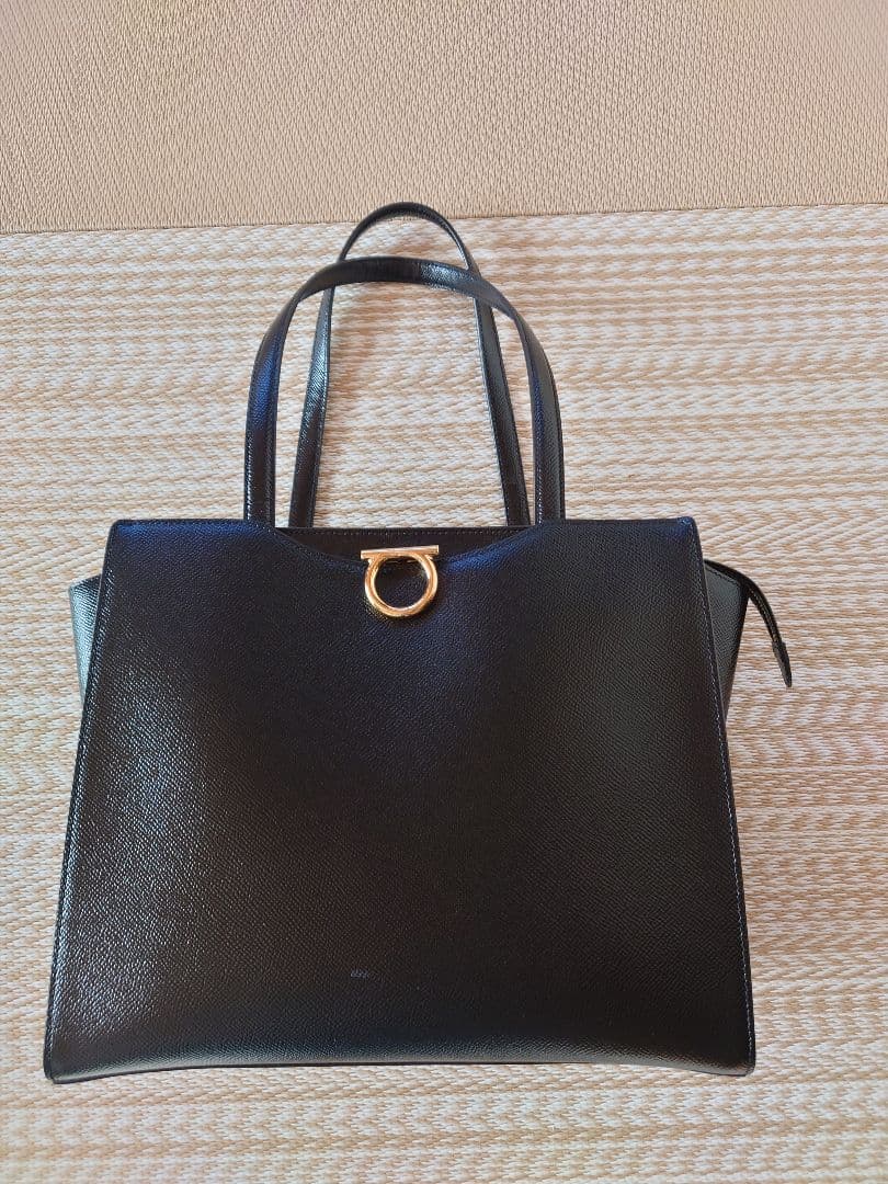 フェラガモ　ガンチーニ　黒トートバッグ